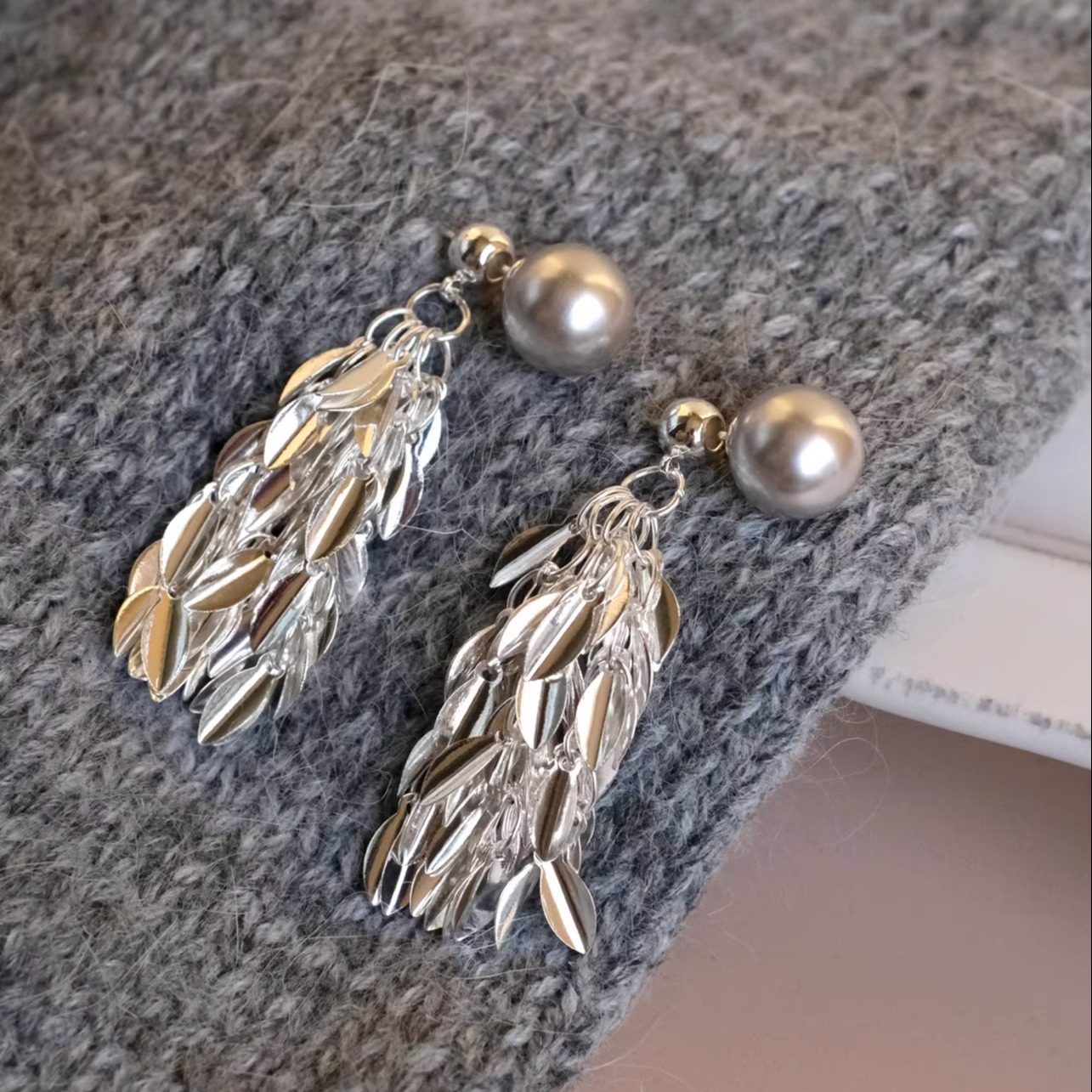 《呼啸山庄》法式小众冷淡风银灰色珍珠流苏叶子高级感耳钉耳环女