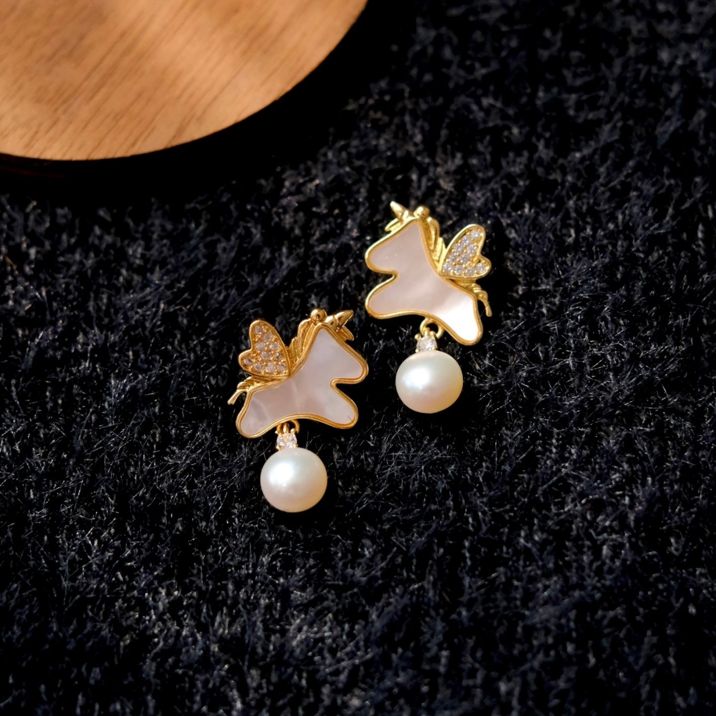 《贝母小马》轻奢气质复古天然淡水珍珠镶钻贝壳飞马耳环耳钉耳饰