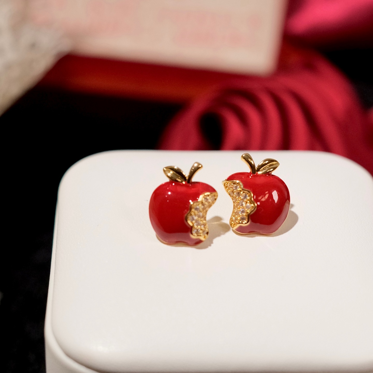 《咬一口苹果》圣诞氛围感甜美可爱精致红色镶钻小众耳钉耳饰耳夹