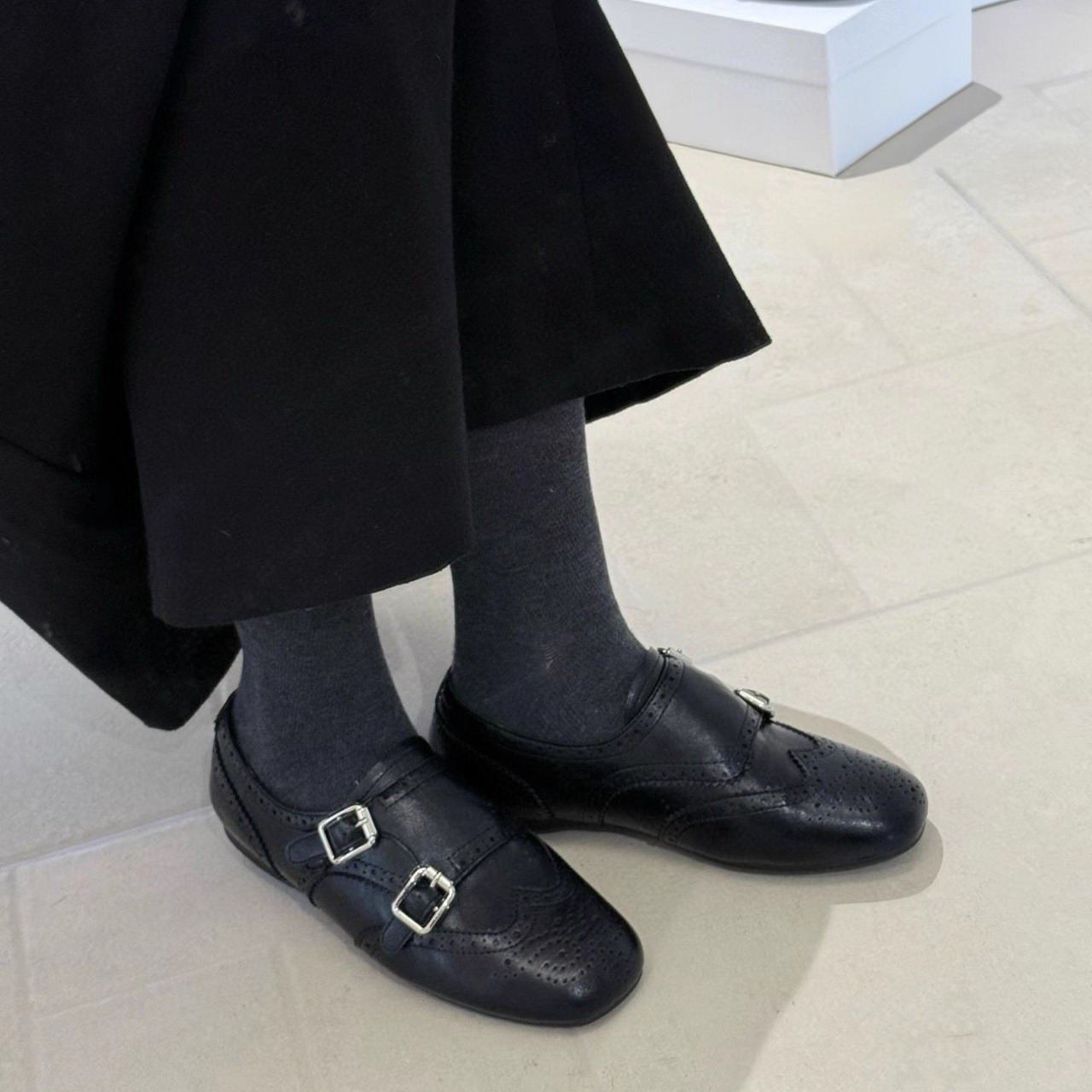 艾模儿小方头雕花加绒小单鞋25冬款女鞋轻底时尚百搭舒适潮鞋潮流