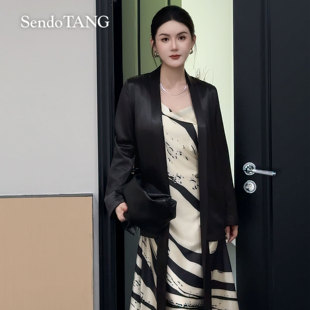 四时之景 黑色西装 气质高级感光泽缎面西服 新款 外套胖多女装