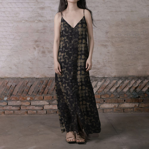 铜氨丝v领露背吊带连衣裙