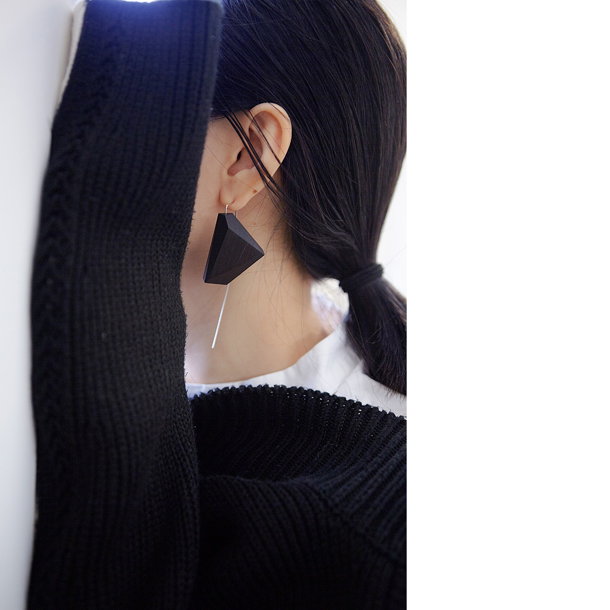 戴上耳环，你的脸会比银黑檀木