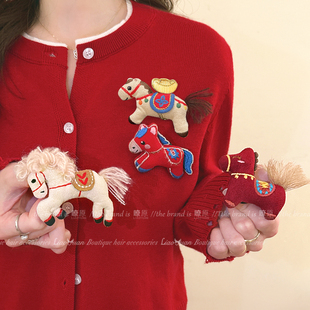 新年布艺小马胸针2025新款本命年红色配大衣围巾装饰别针胸花配饰