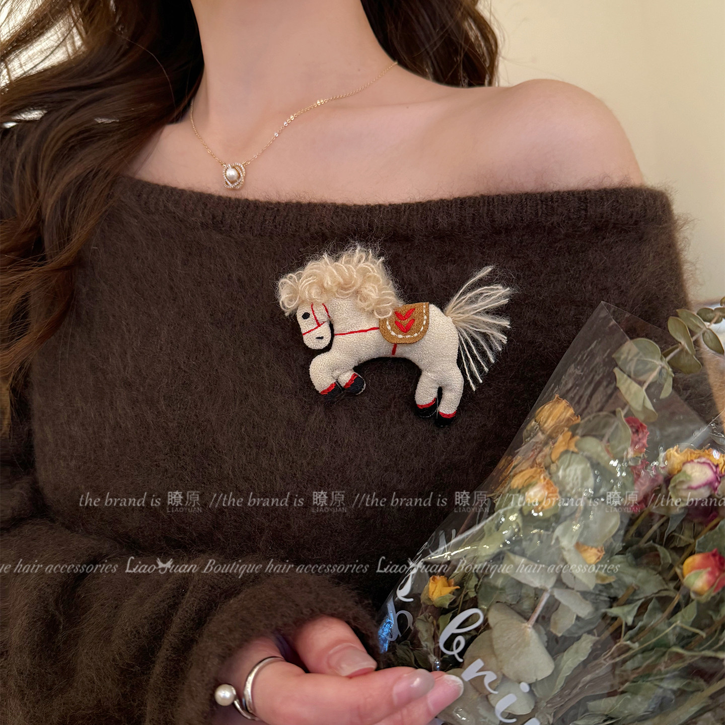 可爱布艺小马胸针2026年新款女配帽子围巾装饰别针新年设计感胸花,饰品/流行首饰/时尚饰品新,胸针,淘宝优惠券,粉丝福利购,淘宝优惠卷