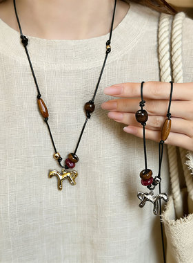 本命年金色小马吊坠项链