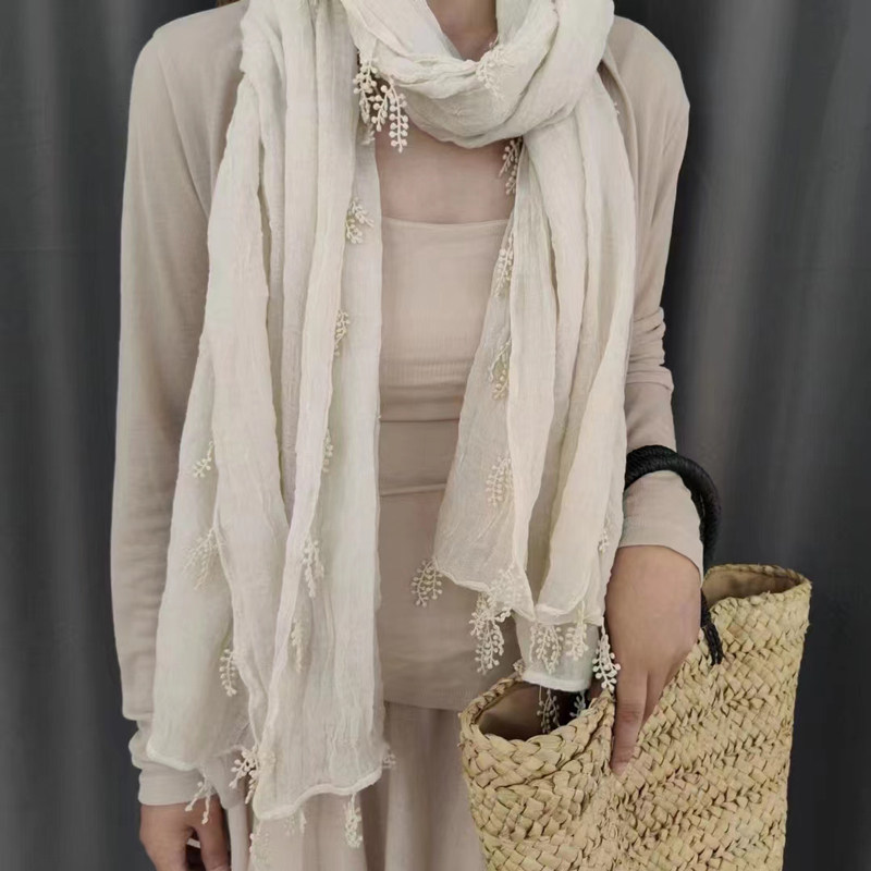 轻若无物素色蕾丝挂坠棉麻围巾女薄款2025春秋新款柔棉丝巾披肩