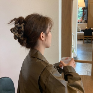 小众设计新款时尚复古毛茸茸豹纹盘发饱满后脑勺抓夹百搭鲨鱼夹