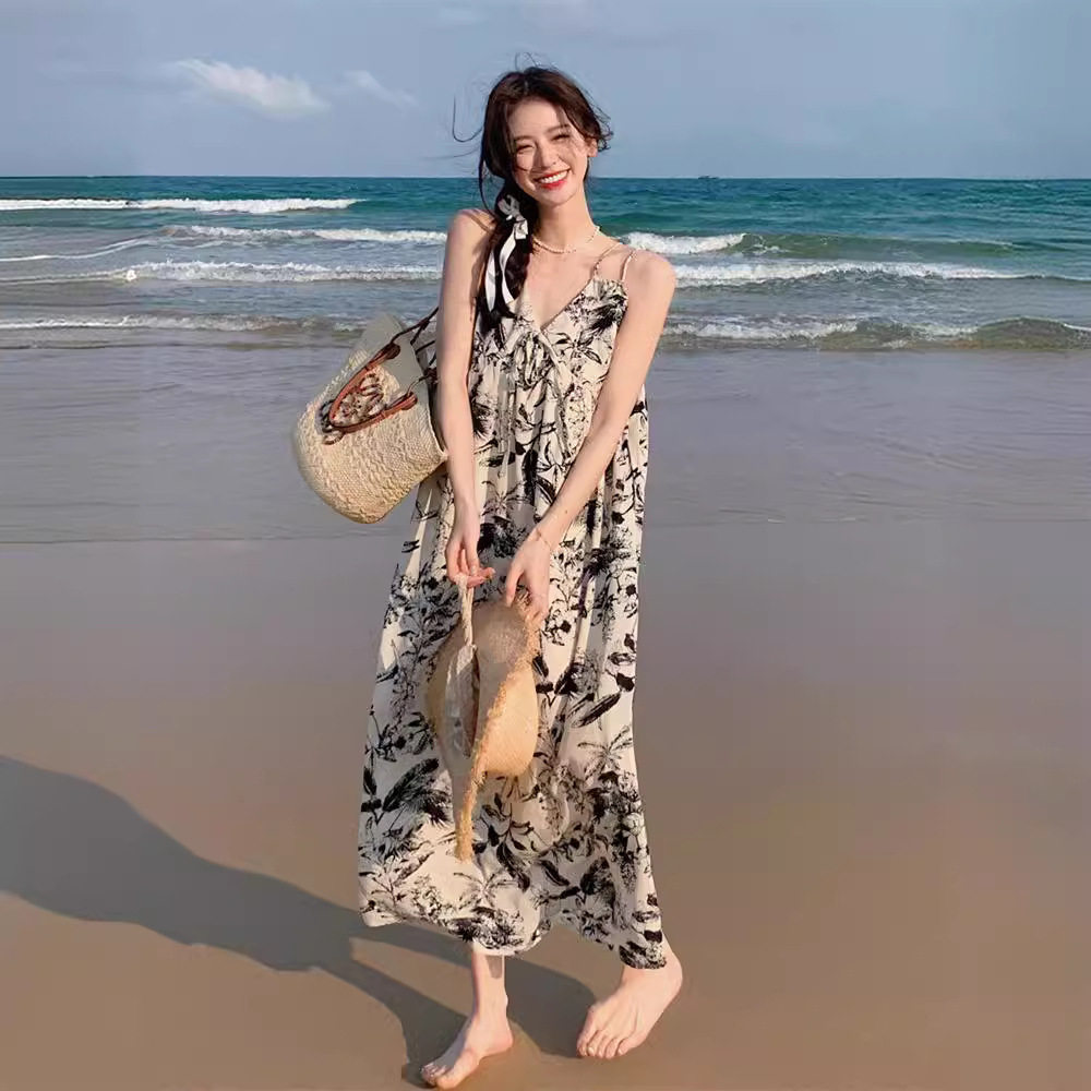 法式吊带水墨画碎花连衣裙2026夏季新款沙滩连衣裙女夏季外穿质感