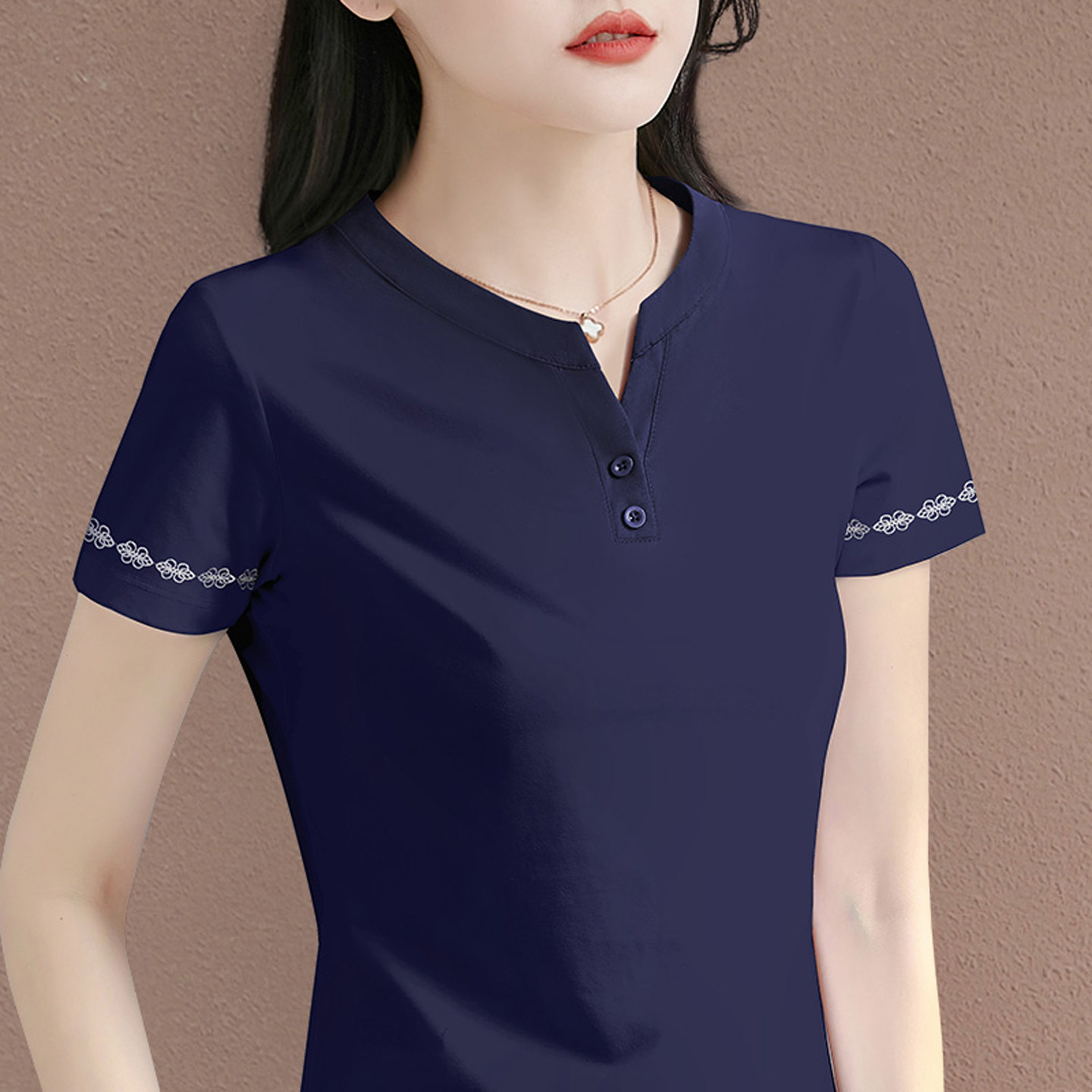 洋气减龄v领刺绣短袖t恤女