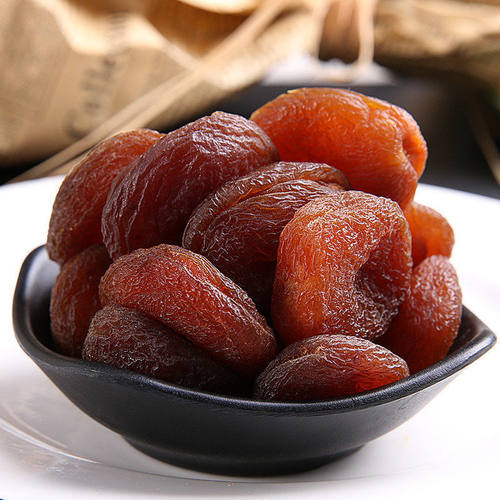 新疆特产添加天然黑杏干树上