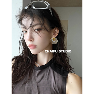 柴夫工作室 天然贝壳圆片几何大耳钉轻奢褶皱金属高级感耳环 R682