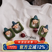 柴夫工作室 E941 古着趣味童稚可爱镂空带珠绿色框人偶耳钉耳环