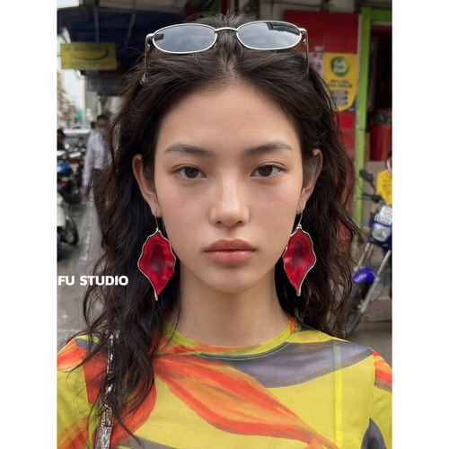 小众设计不规则波浪边树脂耳环