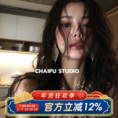 老派华丽菱形彩光折射满钻耳钉