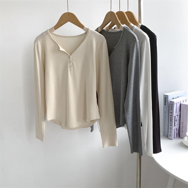 美式纯色纽扣设计感V领长袖打底衫女温柔米杏色修身内搭上衣甜辣