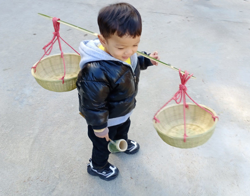 竹子小扁担挑箩筐玩具