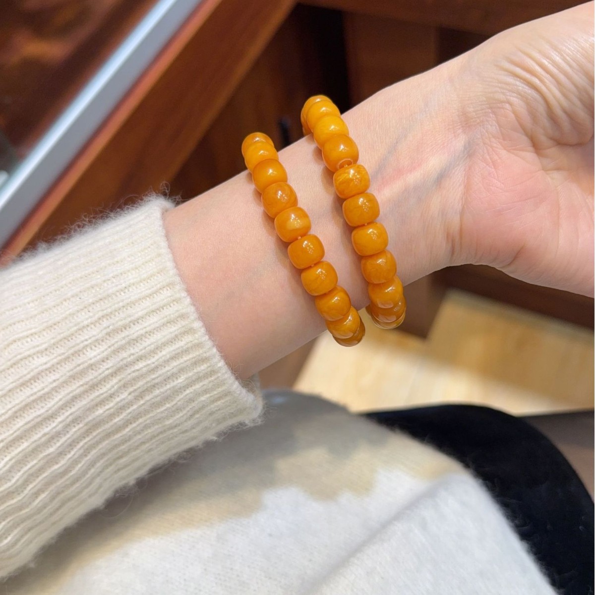 天然俄料鸡油黄蜜蜡老型单圈手串妖花老花蜡老型珠原矿蜜蜡直播