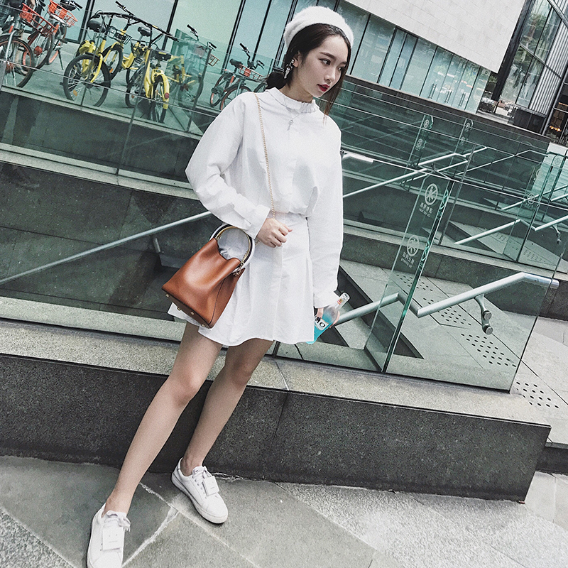 上面是小廓形版型的时髦设计，然后下摆做了个收腰的小折裙，如果上面是一件合身的款式 整件就会太淑女，现在这个设计就给人感觉单穿就很时髦了，比较推荐可以搭配喇叭裤或者小脚牛仔裤来穿也都一样很好看，当然我个人喜欢的还是秋天的时候搭配这期的针织小马甲穿。