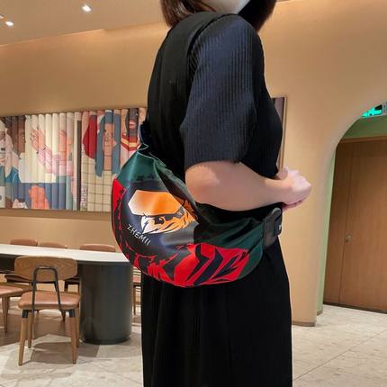 轻便百搭小包包女2025新款时尚女士斜挎包胸包休闲运动腰包饺子包