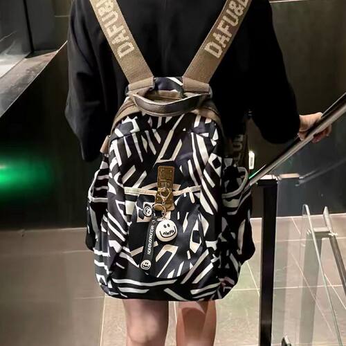 时尚轻便双肩包女大容量旅行背包