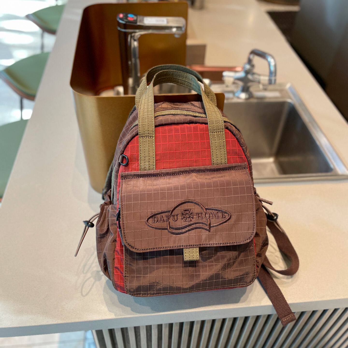 高级小众旅游双肩包女2026新款撞色高颜值小背包女士通勤户外轻便