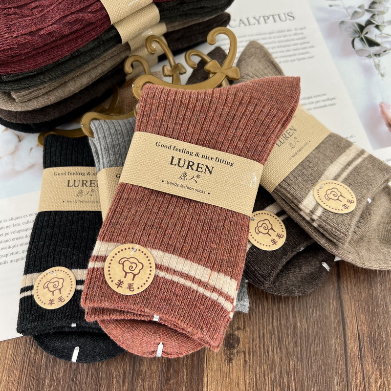 鹿人女秋冬羊毛保暖中厚袜子中筒