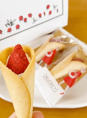 日本AUDREY花束草莓奶油夹心蛋卷送女友饼干礼盒送人进口零食