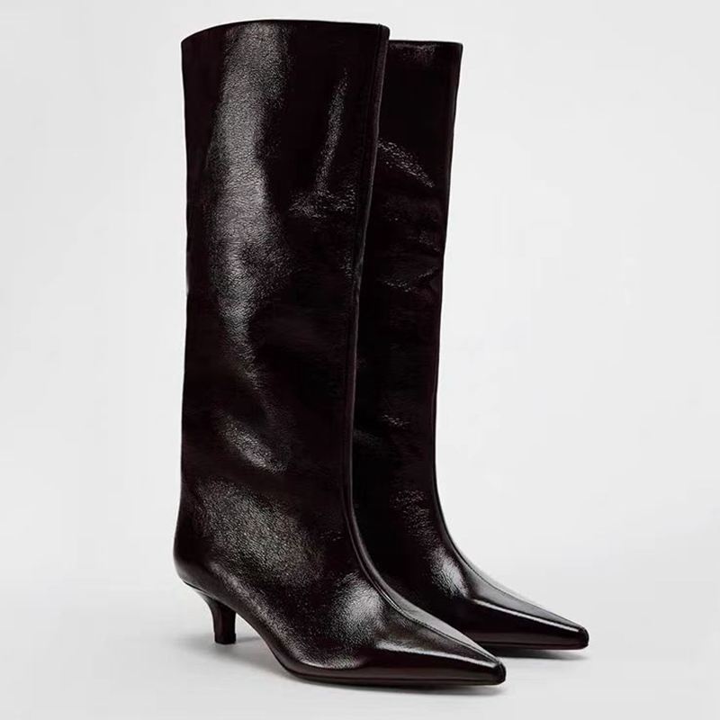 西班牙2024秋新品绛红色套筒漆皮效果长靴尖头猫跟不过膝矮跟长靴