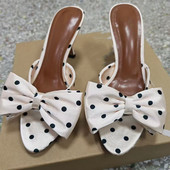 西班牙2026春季 绸缎一字带后空绝美凉拖波点蝴蝶结外穿细跟高凉鞋