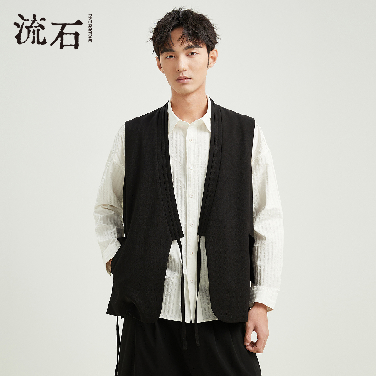 RS流石男装个性易打理背心2025新款秋季设计感随性系带无领马夹男