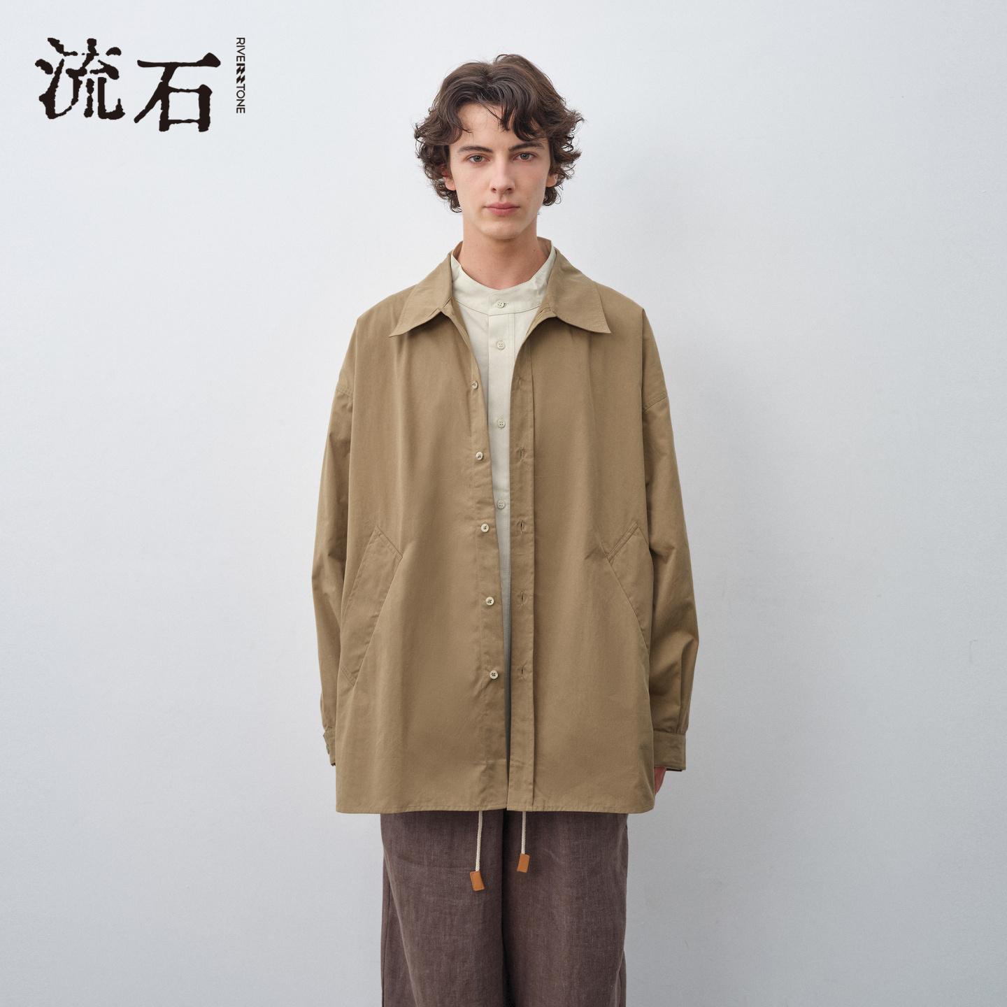 流石男装个性卡其色翻领短款风衣2025年秋季新款男士高端时尚外套