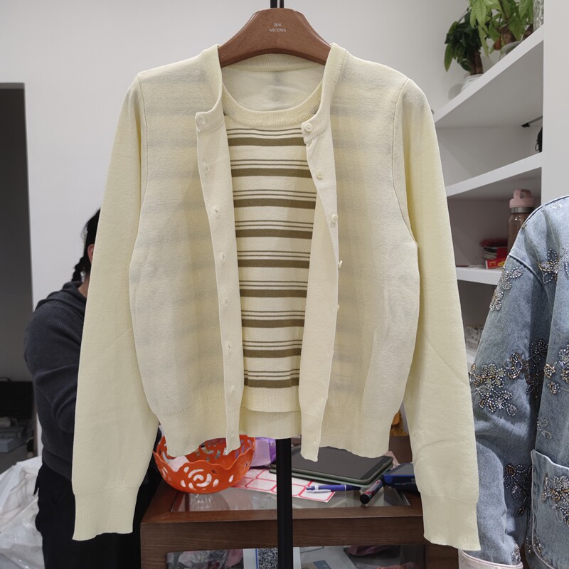 6215春季女圆领长袖针织开衫假两件拼色毛衣外套上衣条纹拼接