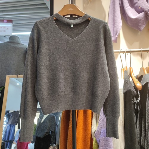 9257休闲设计感简约V领长袖针织衫女秋季显瘦毛衣套头挂脖显瘦