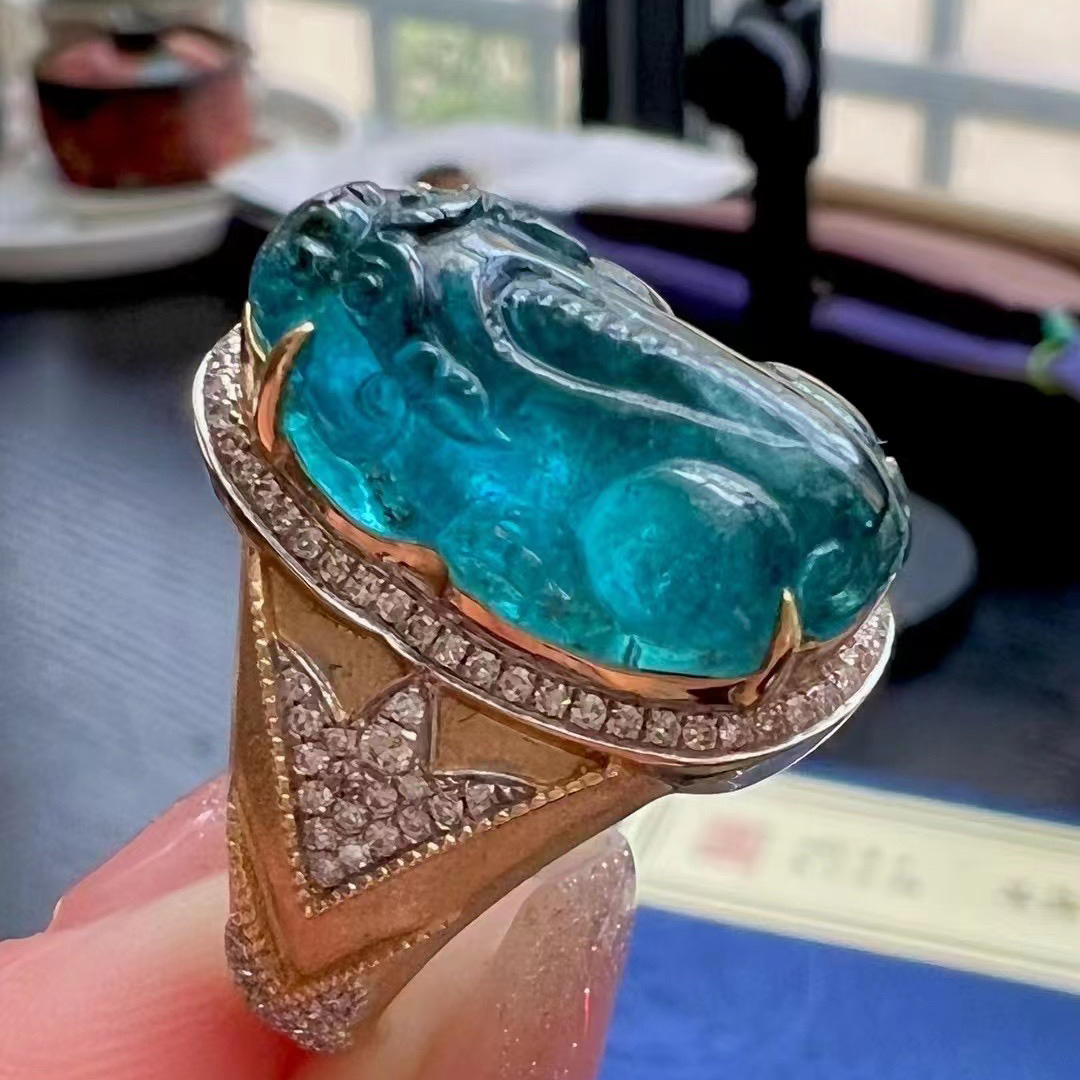 魅晶天然原矿戒面料晶体通透蓝碧玺18k金镶嵌精工雕刻貔貅戒指
