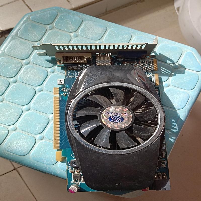 议价蓝宝石显卡HD6750，2G黄金版。成色如图所示，正常使