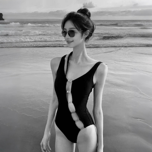 泳衣女高级感纯欲性感显瘦镂空三角连体海边度假风温泉比基尼泳装