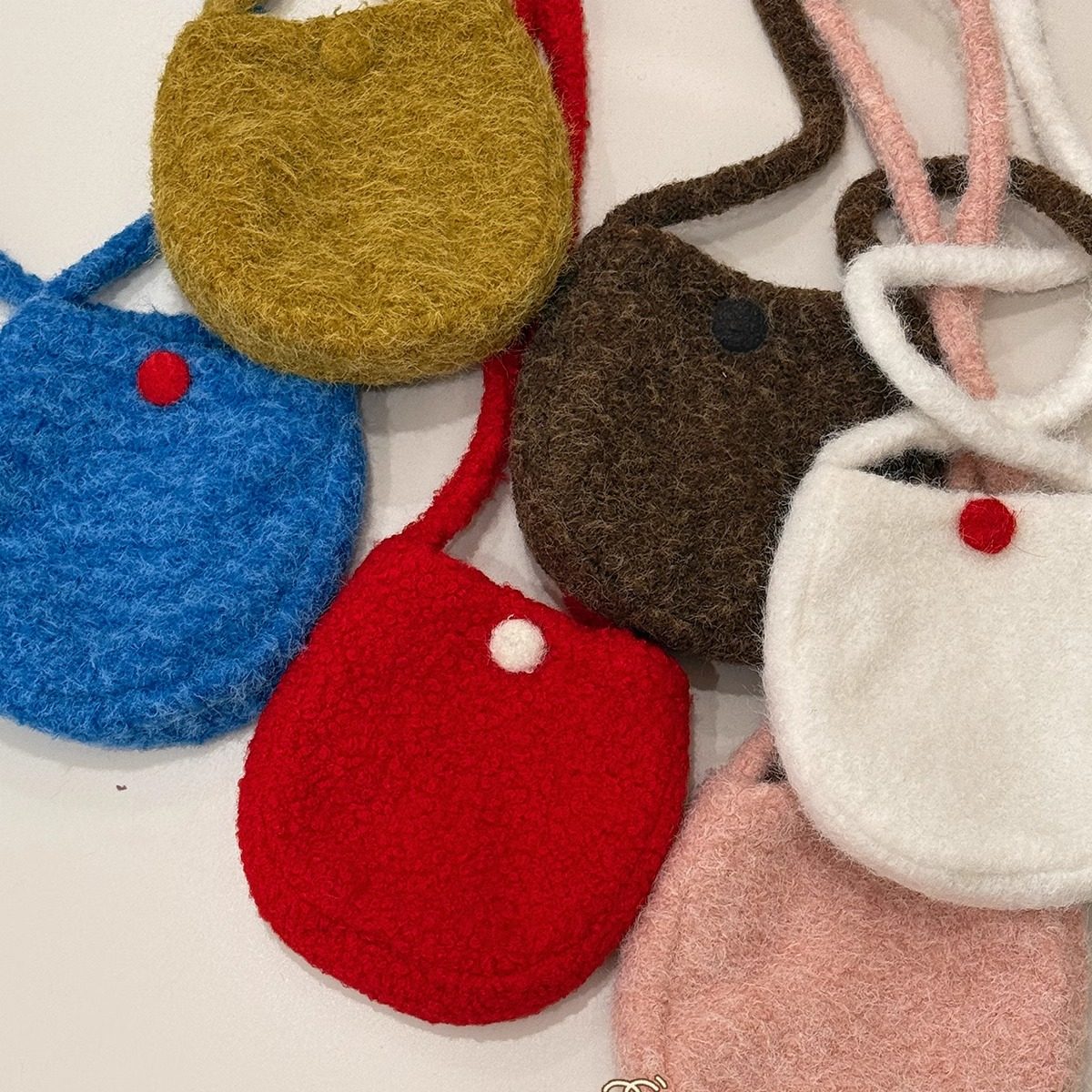 谁懂啊！介红色斜挎包尊嘟好百搭