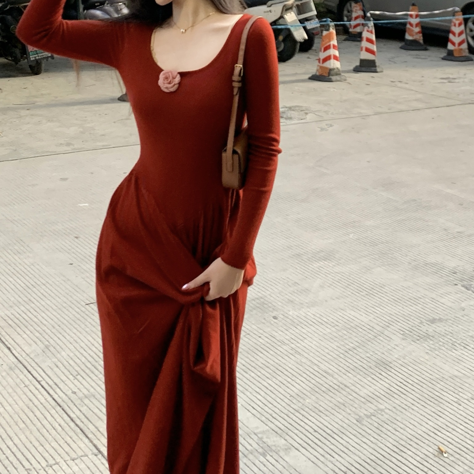 氧金鱼 春高级感显瘦圆领气质长袖莫代尔针织连衣裙女复古风显白