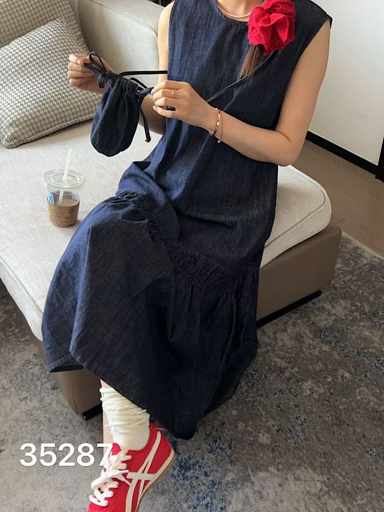高级薄款纯棉宽松牛仔无袖连衣裙5287百褶挎包设计大摆女2025夏季
