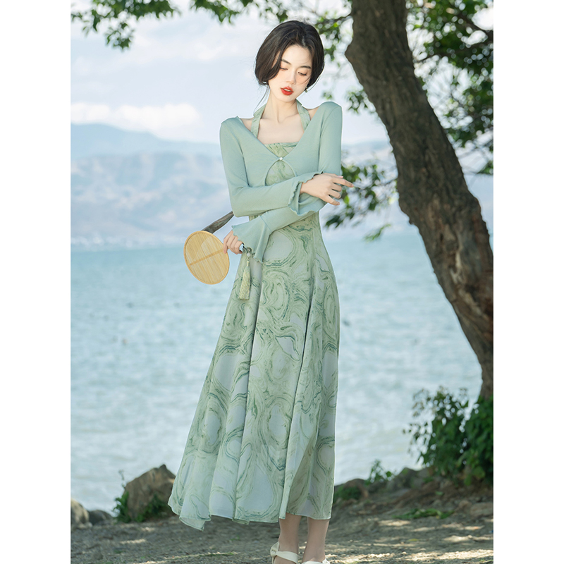 大理丽江云南旅游穿搭女装度假沙滩裙绿色挂脖吊带连衣裙两件套装-封面