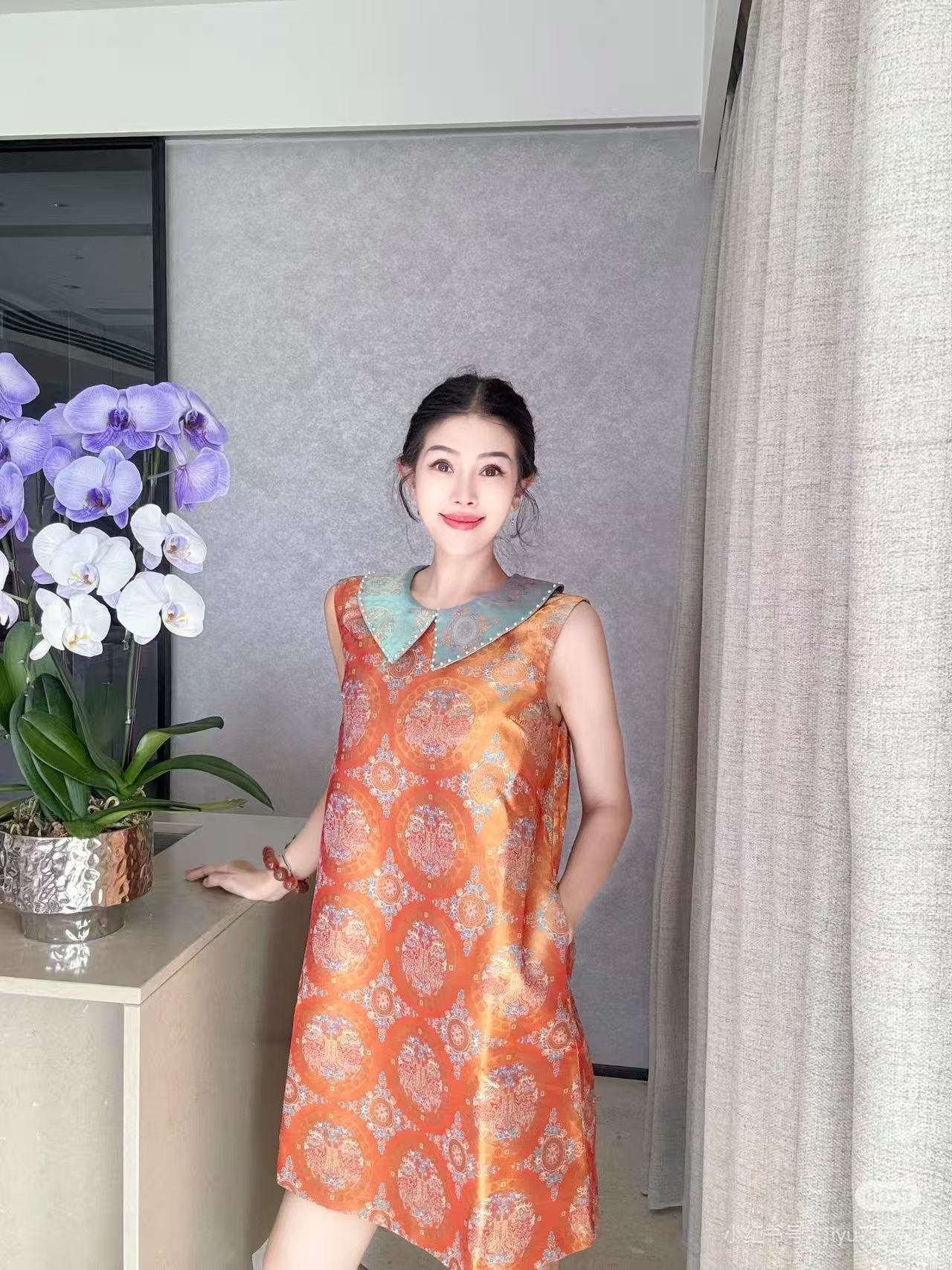 蜀锦领口订珠连衣裙2025夏季新款轻奢高级感独特新中式橘色连衣裙