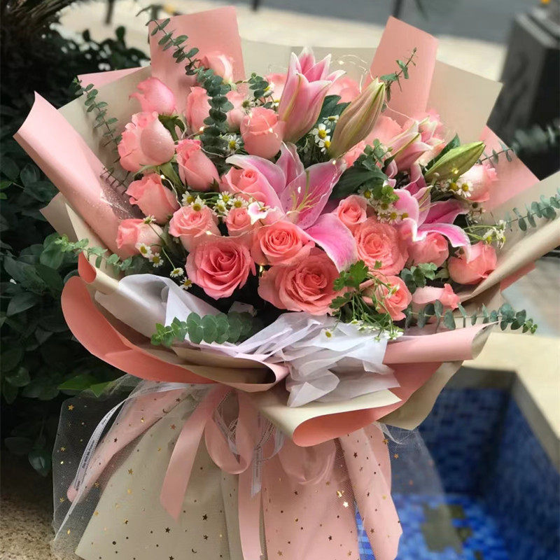 妈妈生日33朵混搭玫瑰百合鲜花束昆明曲靖保山市昭通店同城配送花