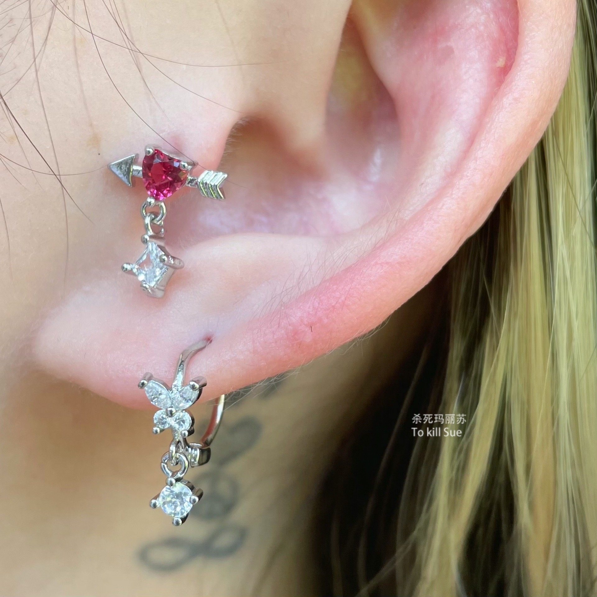 杀死玛丽苏 满钻一箭穿心钛钢耳骨钉爱心铃铛高级感锆石蝴蝶耳环