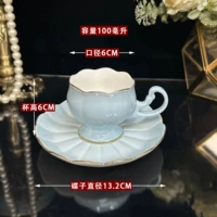 Синяя конденсированная чашка и блюдце в форме цветка