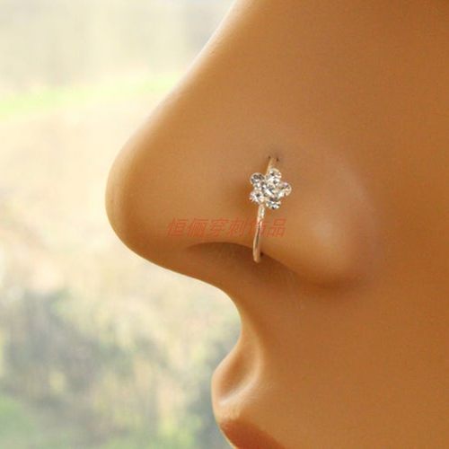 花朵鼻环佩戴简单年轻时尚