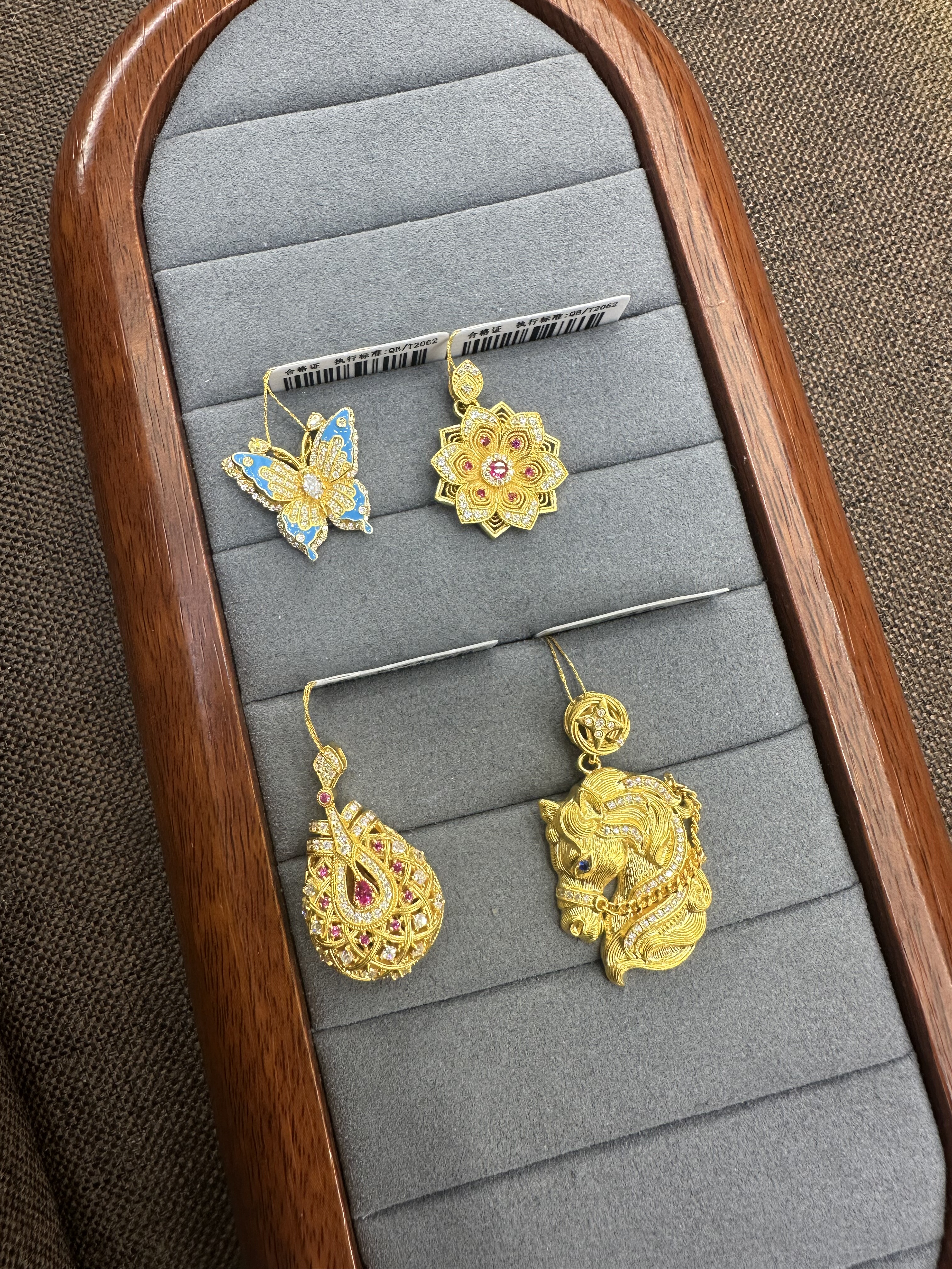 【精品】吊坠款式足金莫桑石黄金吊坠黄金镶嵌马蝴蝶如意金莲宫廷