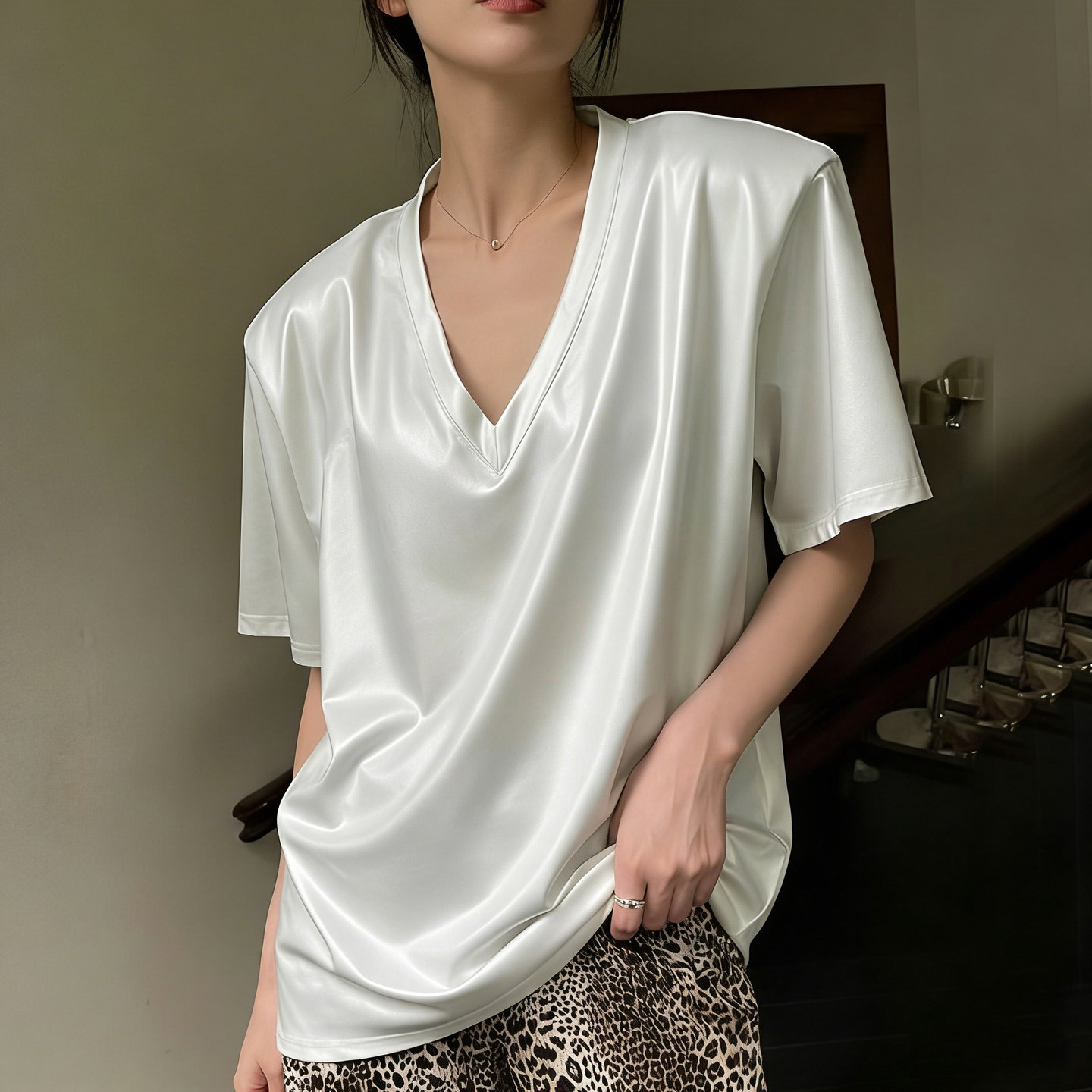 短袖女t恤2026春夏新款韩版宽松慵懒半袖女t恤反光仿皮垫肩上衣潮