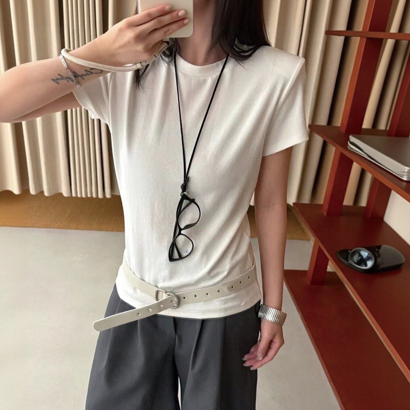 白色正肩短袖t恤女2026新款夏季显瘦遮肚子t恤配眼镜装饰垫肩上衣