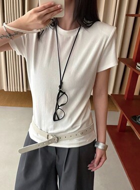 白色正肩短袖t恤女2026新款夏季显瘦遮肚子t恤配眼镜装饰垫肩上衣